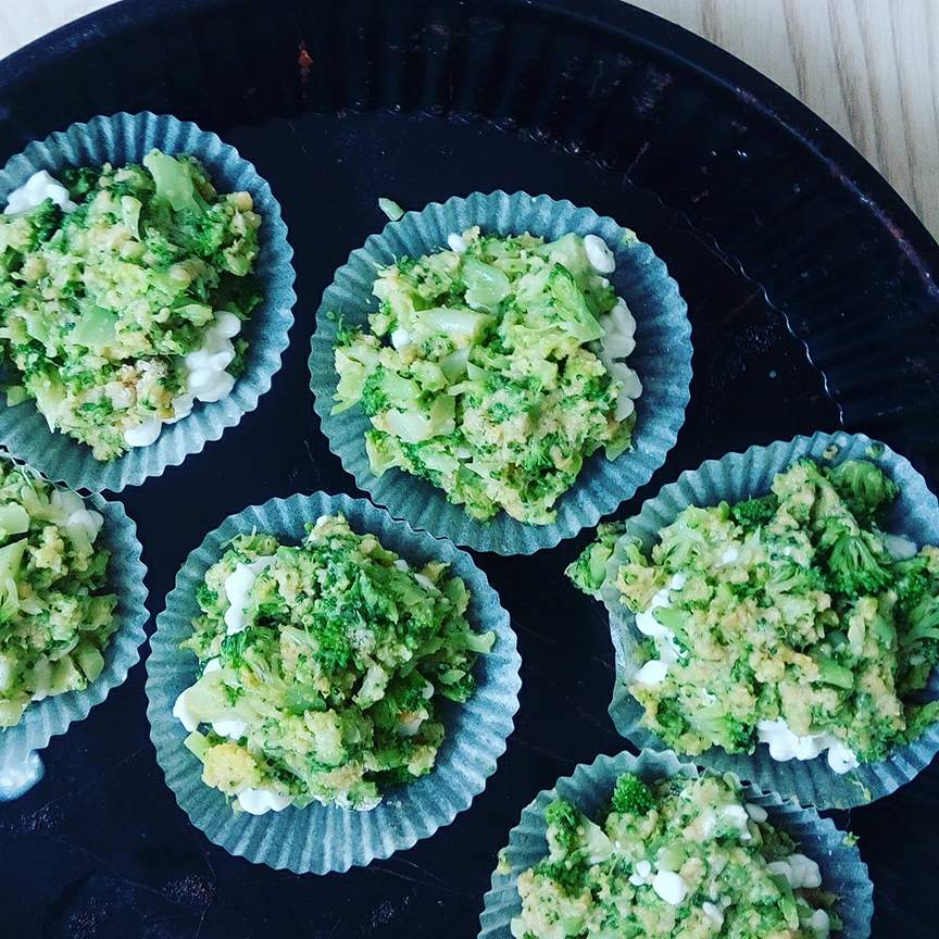 sunde broccoli-cheese muffins med hytteost